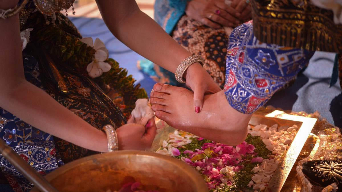 Membasuh Kaki/ Wijikan